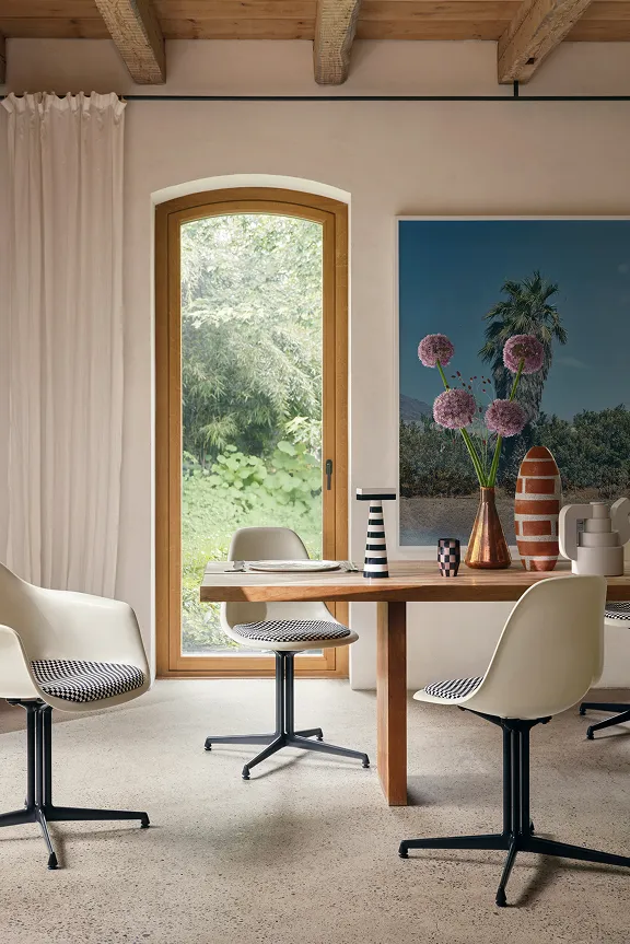 Fünf Vitra Eames Shell Chair an einem Holztisch