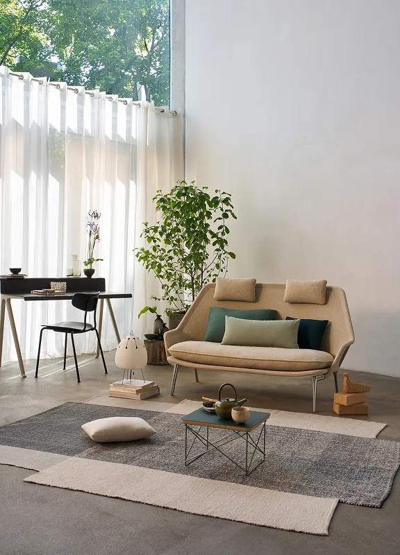 Kleines Sofa von Vitra mit beigen Polstern und farbigen Kissen
