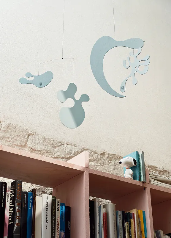 Vitra Eames Plywood Mobiles mit zwei organischen Holzformen in Eisgrau