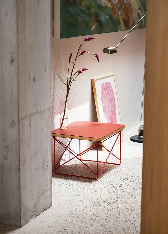 Vitra Eames Table mit Edelstahlgestell und roter Tischplatte