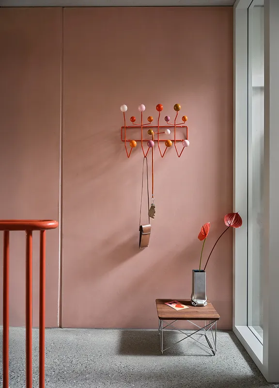 Vitra Eames „Hang it all“ Garderobe mit bunten Holzkugeln auf rotem Drahtgestell